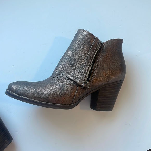 Baretraps size 8 bootie 3” heels metallic brown zips on side. Like new. - Picture 6 of 8